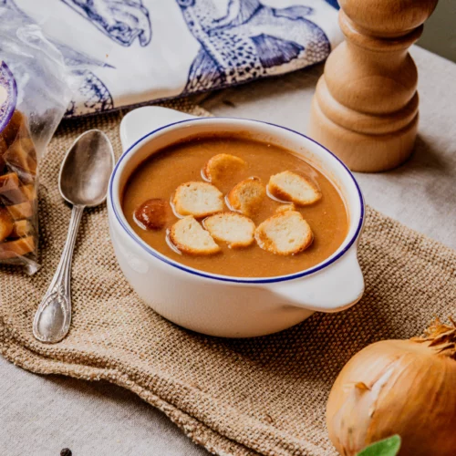 Soupe de poissons avec une pointe de rouille et des croutons croustillants