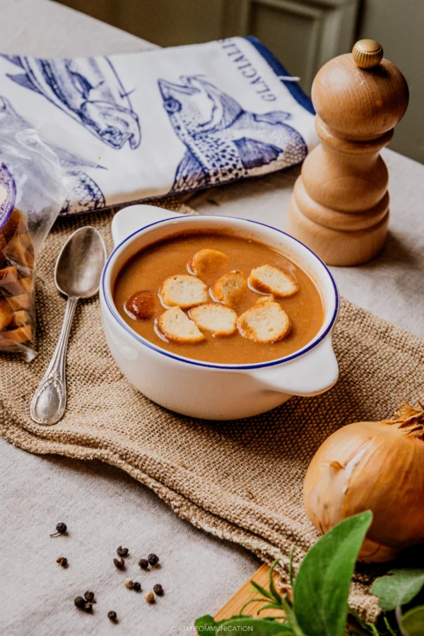Soupe de poissons avec une pointe de rouille et des croutons croustillants